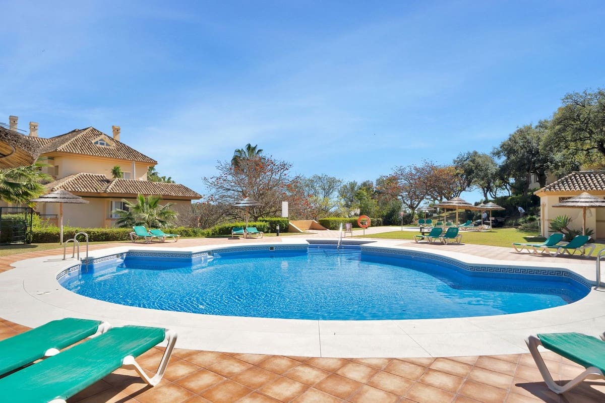 2 bedroom Apartment for sale in Elviria with pool garage - € 549,000 (Ref: 9479872)