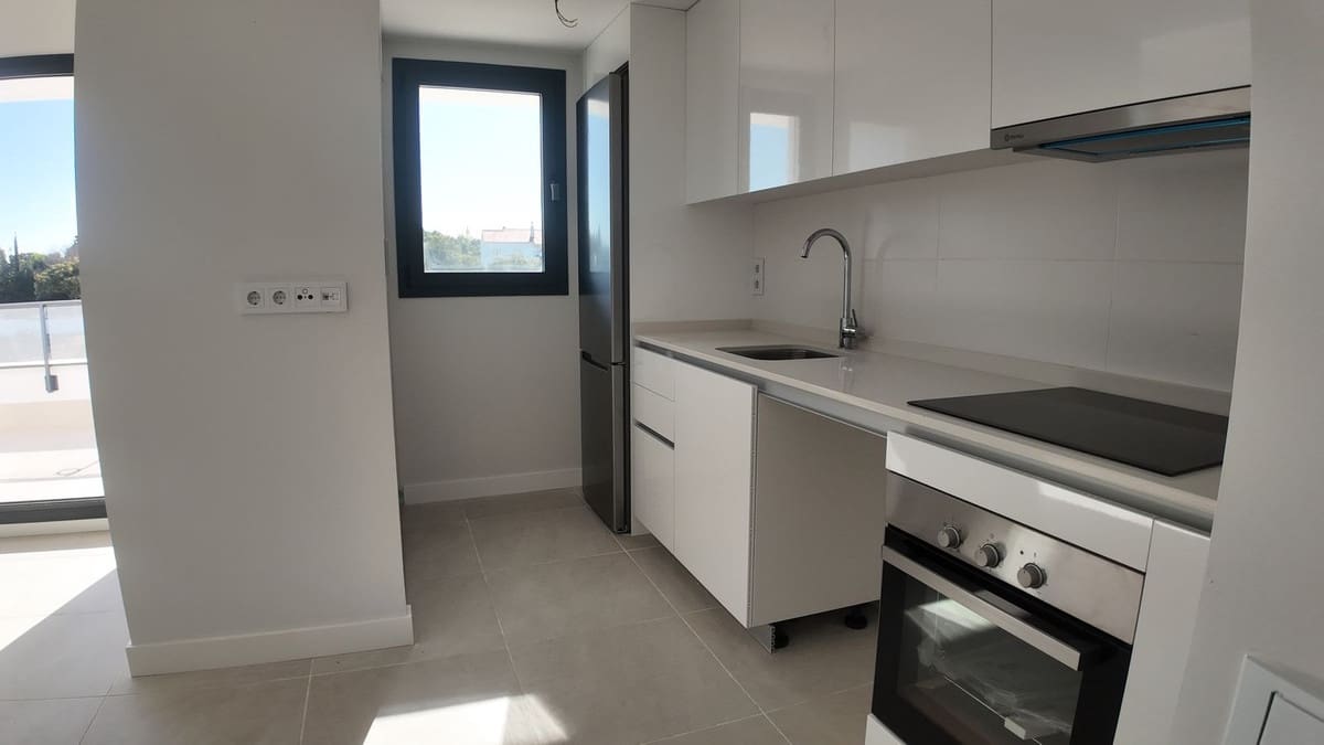 3 bedroom Penthouse for sale in Estepona with pool - € 549,000 (Ref: 9479875)