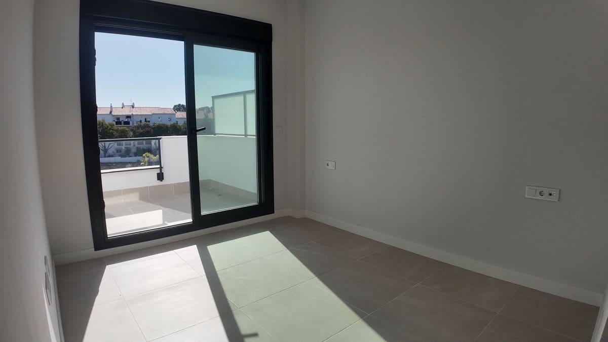 3 bedroom Penthouse for sale in Estepona with pool - € 549,000 (Ref: 9479875)