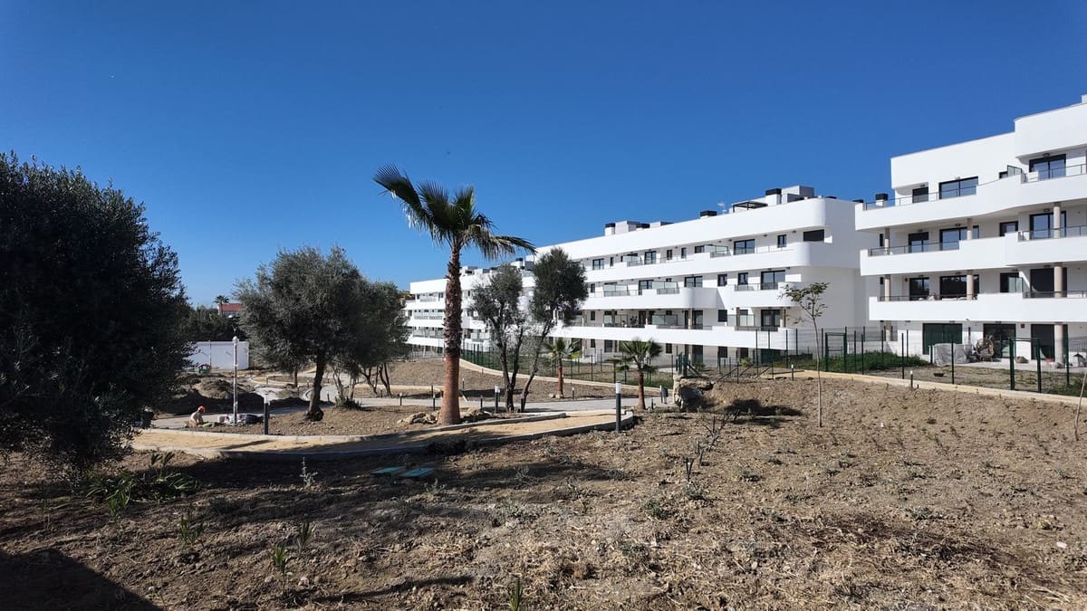 3 bedroom Penthouse for sale in Estepona with pool - € 549,000 (Ref: 9479875)