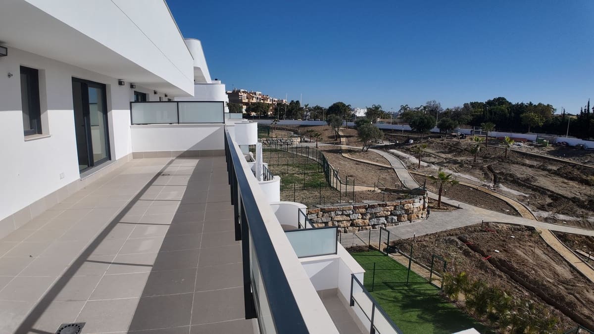 3 bedroom Penthouse for sale in Estepona with pool - € 549,000 (Ref: 9479875)