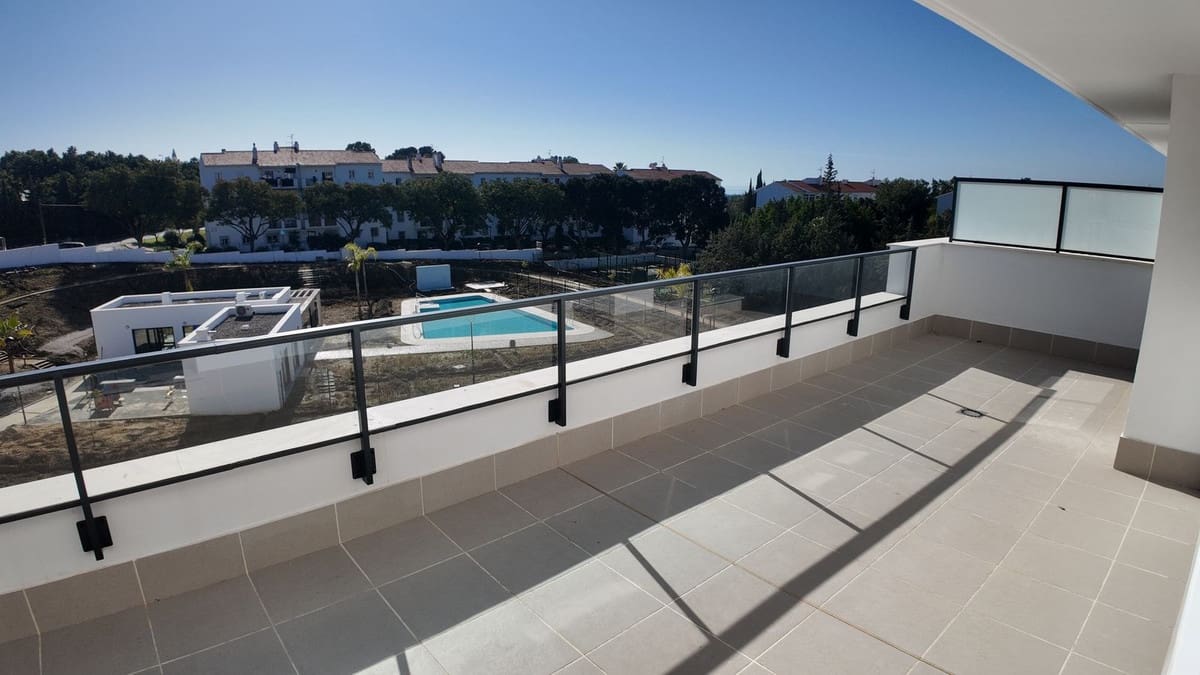 3 bedroom Penthouse for sale in Estepona with pool - € 549,000 (Ref: 9479875)