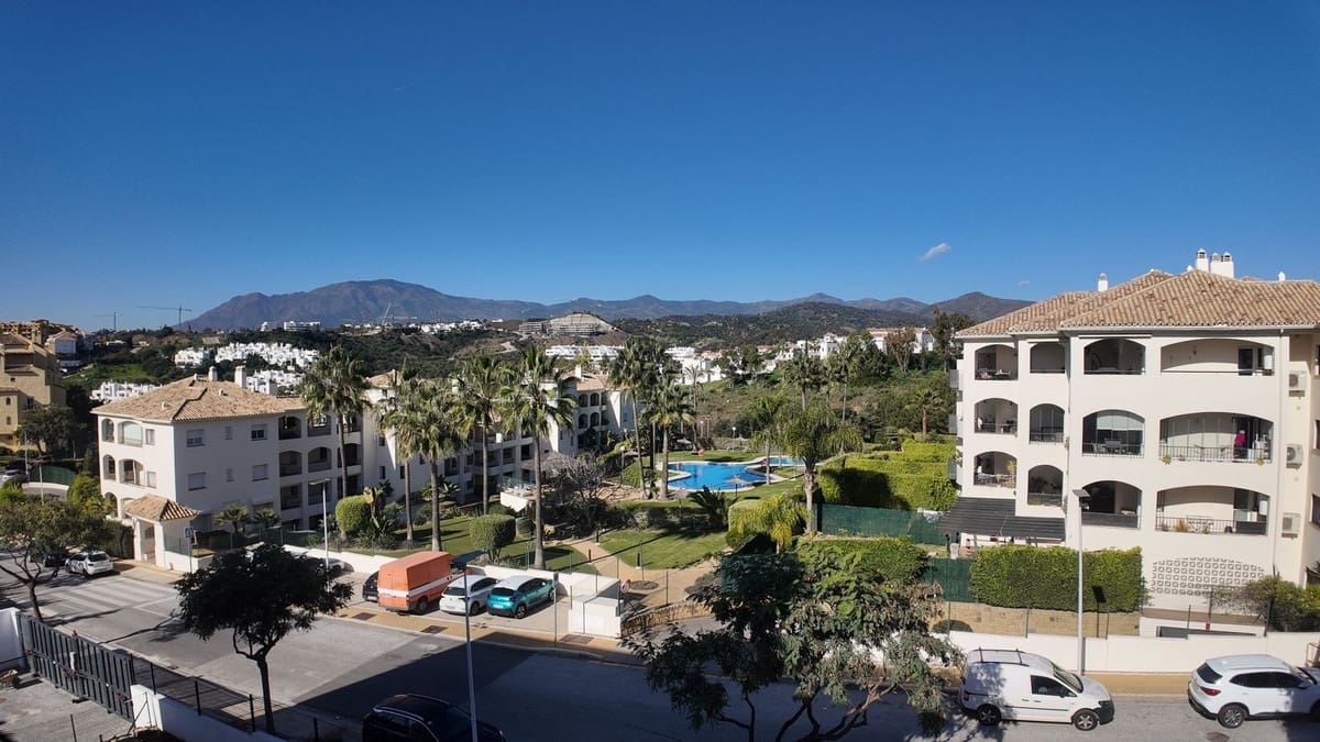 3 bedroom Penthouse for sale in Estepona with pool - € 549,000 (Ref: 9479875)