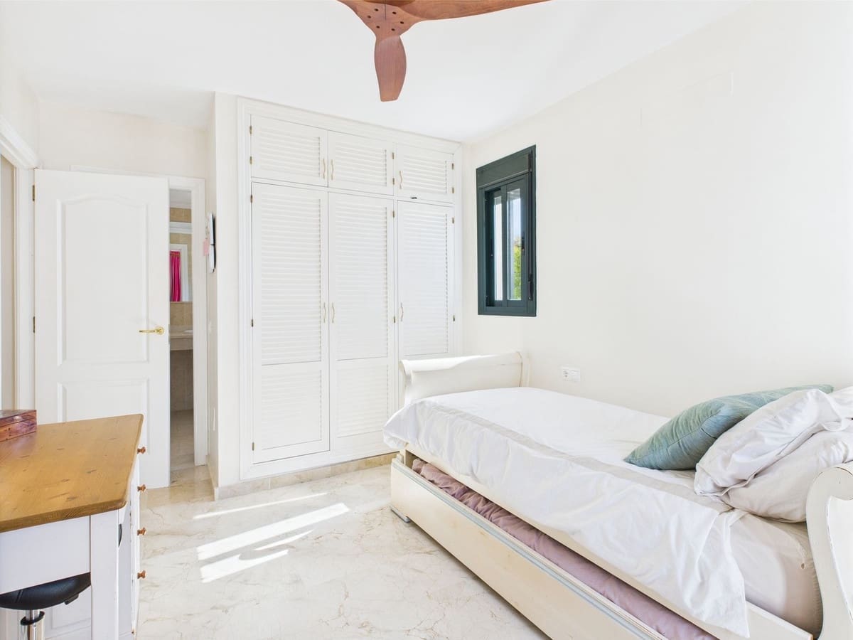 Pareado de 3 habitaciones en Manilva en venta con piscina - 549.000 € (Ref: 9479878)