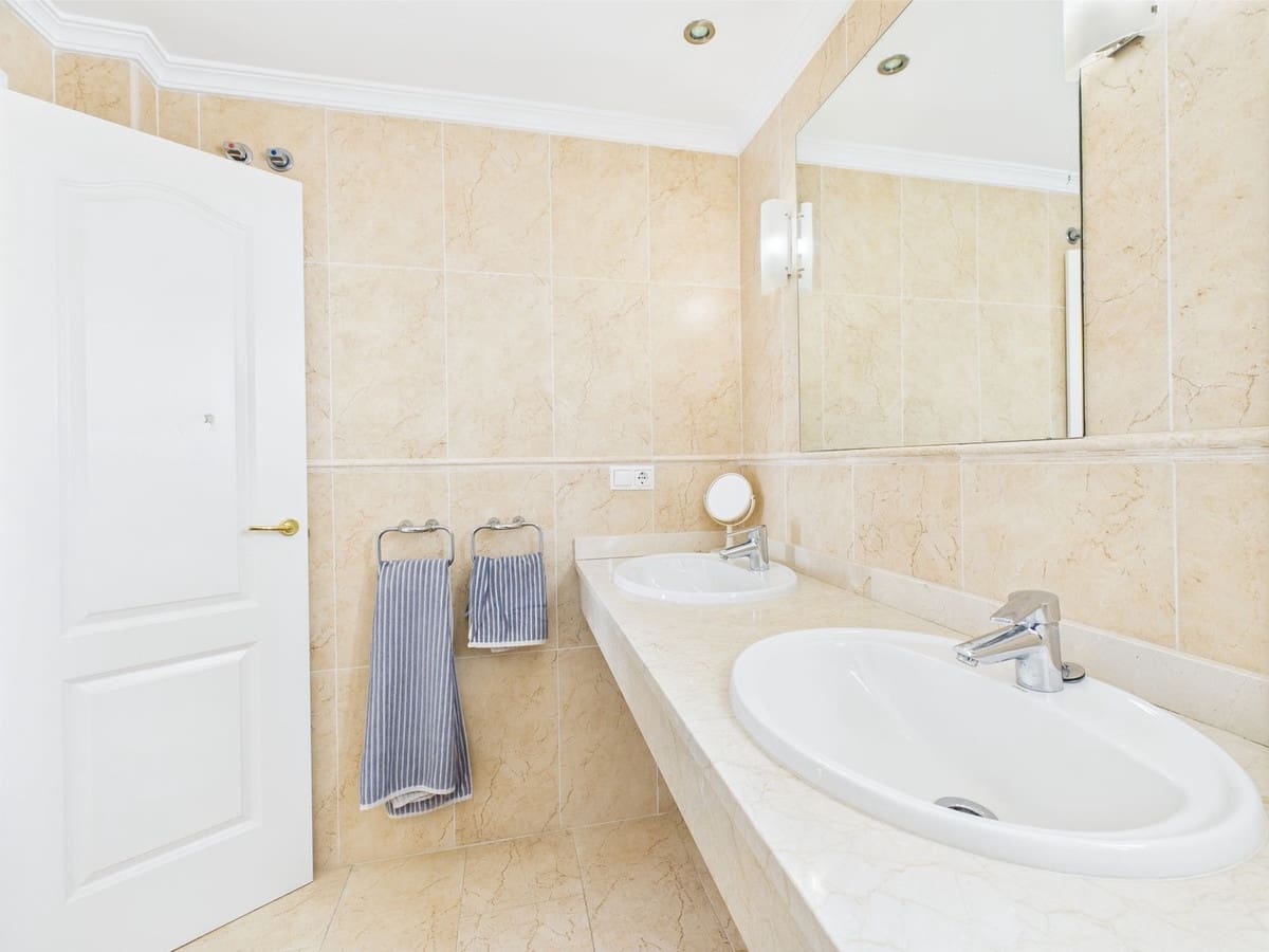 Pareado de 3 habitaciones en Manilva en venta con piscina - 549.000 € (Ref: 9479878)