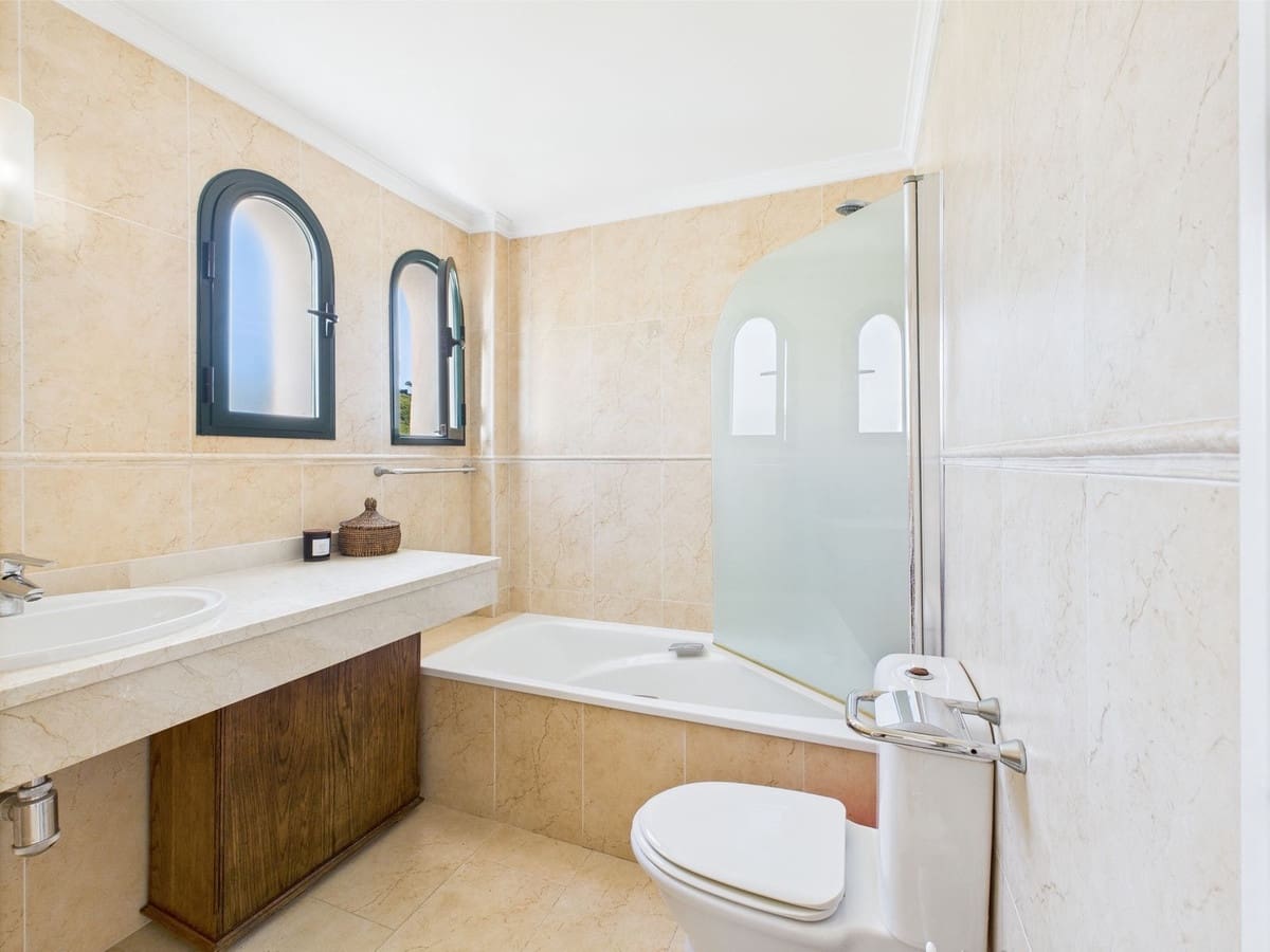 Pareado de 3 habitaciones en Manilva en venta con piscina - 549.000 € (Ref: 9479878)