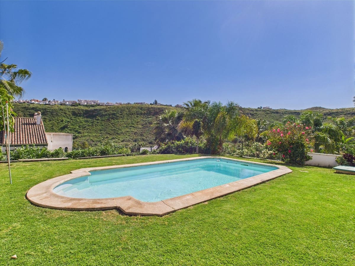 Pareado de 3 habitaciones en Manilva en venta con piscina - 549.000 € (Ref: 9479878)