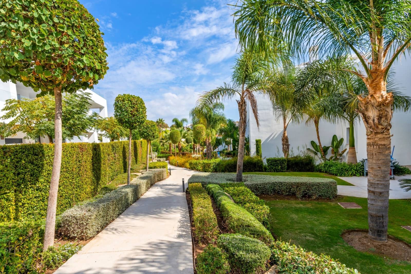 Apartamento de 2 habitaciones en Estepona en venta con piscina - 549.000 € (Ref: 9479881)