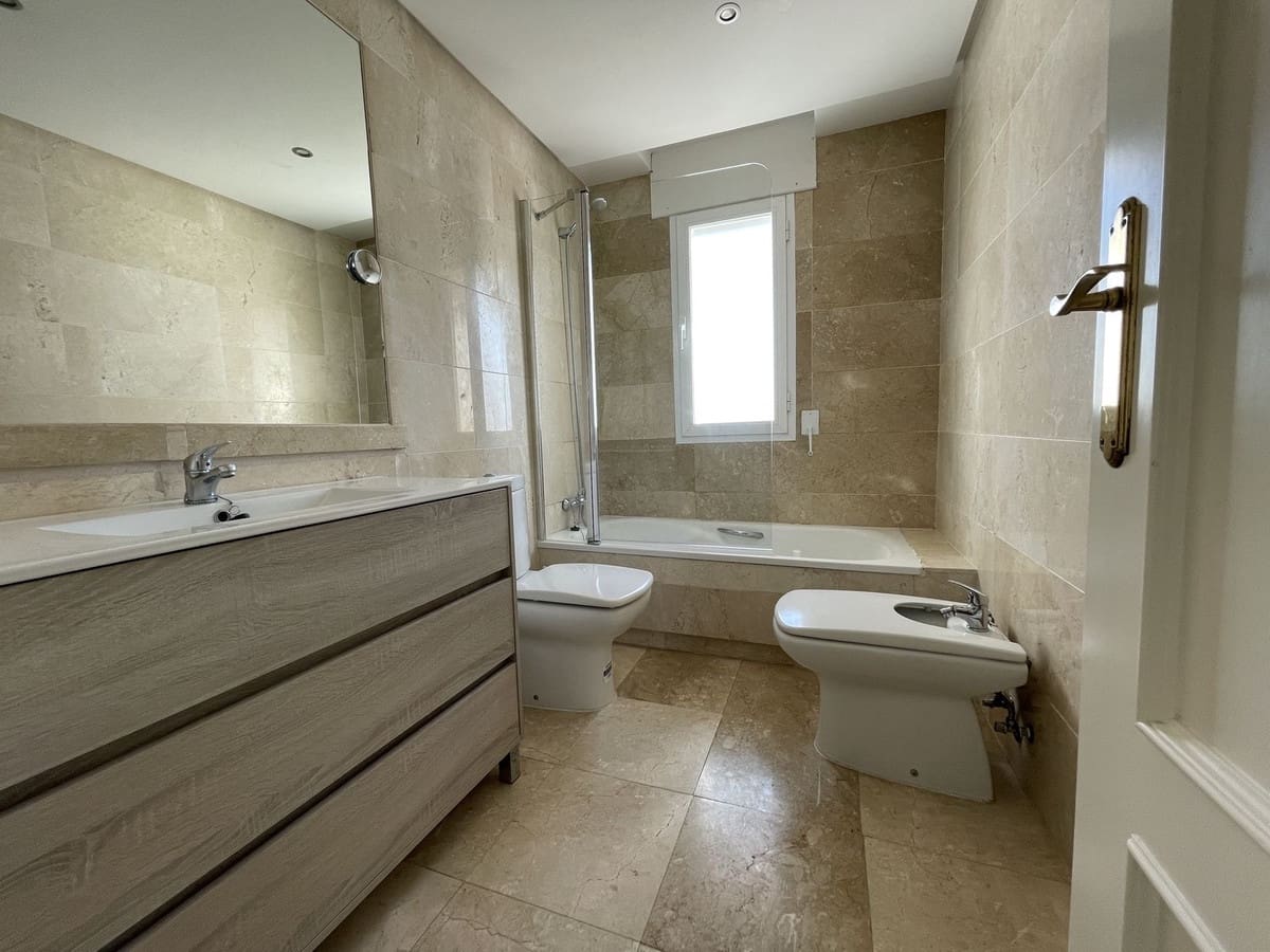 2 soverom Penthouse til salgs i Nueva Andalucia med svømmebasseng - € 550 000 (Ref: 9479893)