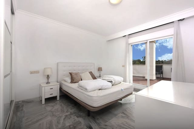 2 soverom Penthouse til salgs i Puerto Banus, Marbella med svømmebasseng garasje - € 550 000 (Ref: 9479894)