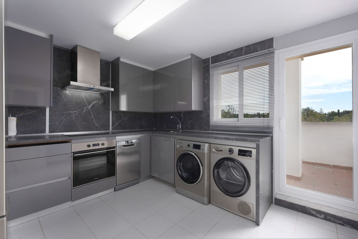 2 bedroom Penthouse for sale in Puerto Banus with pool garage - € 550,000 (Ref: 9479894)