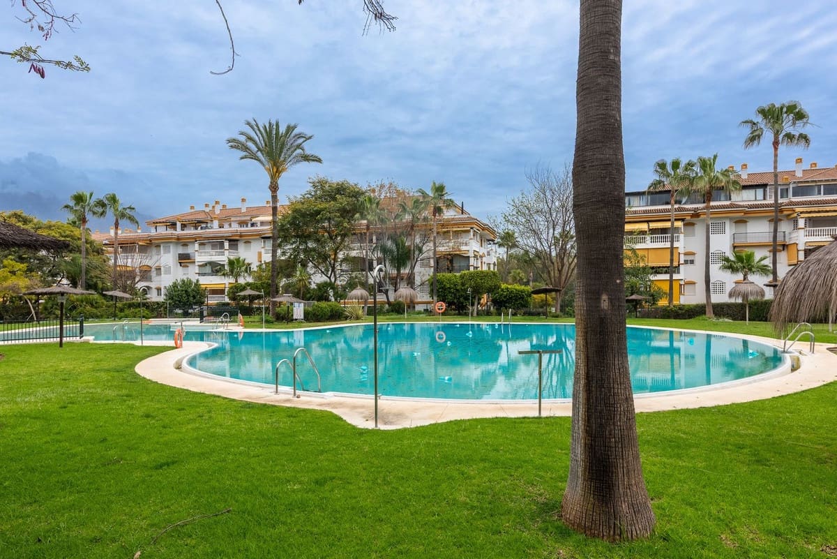 2 bedroom Penthouse for sale in Puerto Banus with pool garage - € 550,000 (Ref: 9479894)