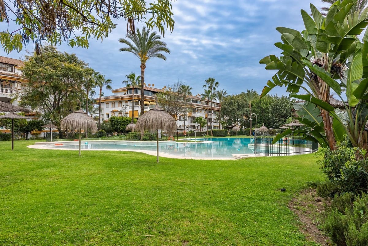 2 bedroom Penthouse for sale in Puerto Banus with pool garage - € 550,000 (Ref: 9479894)