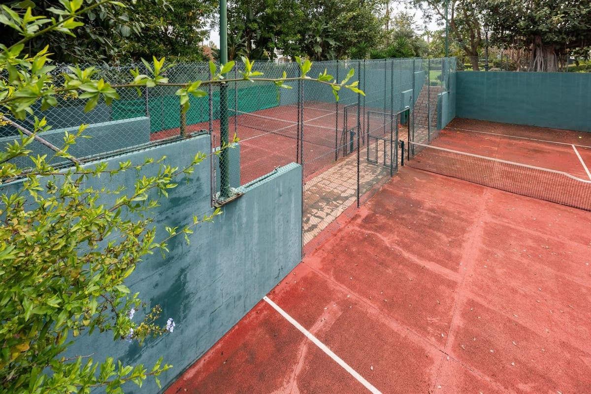 2 bedroom Penthouse for sale in Puerto Banus with pool garage - € 550,000 (Ref: 9479894)