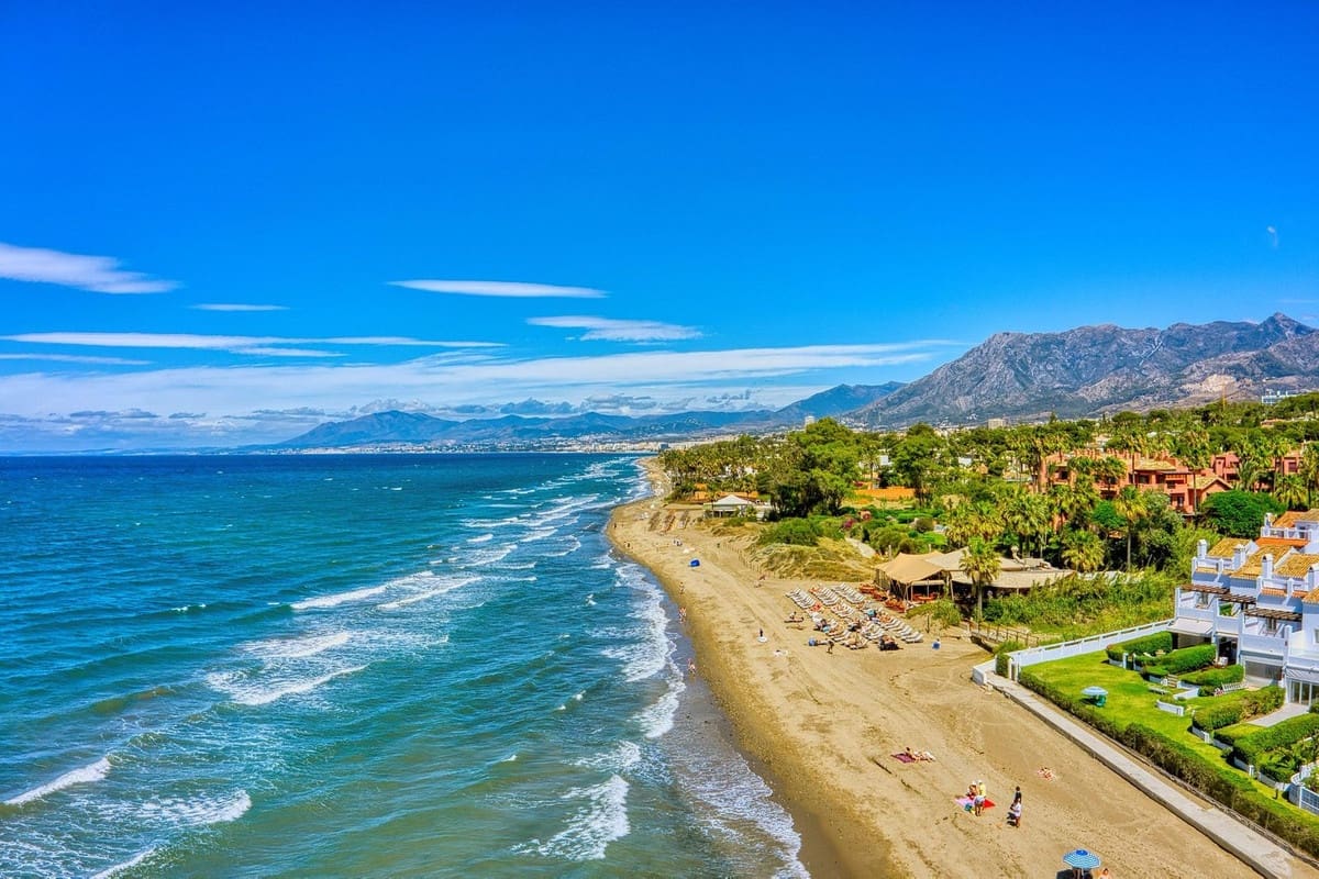 2 bedroom Penthouse for sale in Elviria with pool garage - € 550,000 (Ref: 9479896)