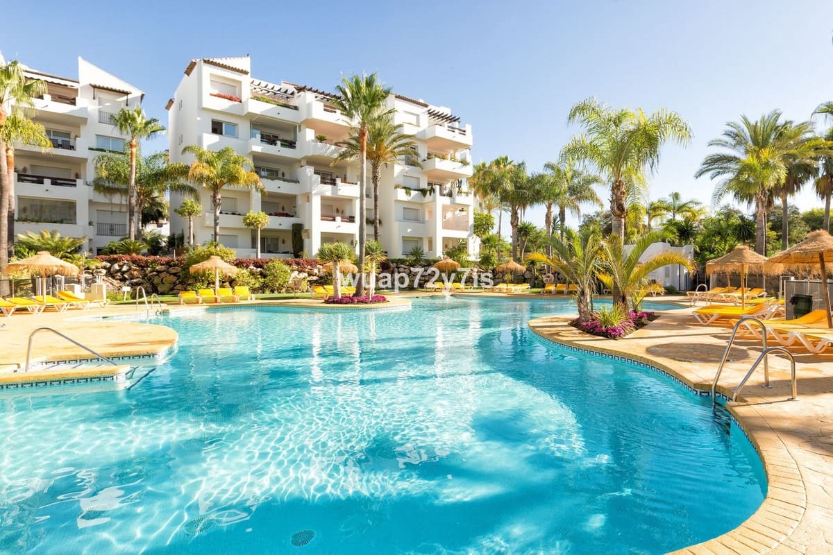 2 soveværelse Lejlighed til salg i Estepona med swimmingpool - € 559.000 (Ref: 9479905)