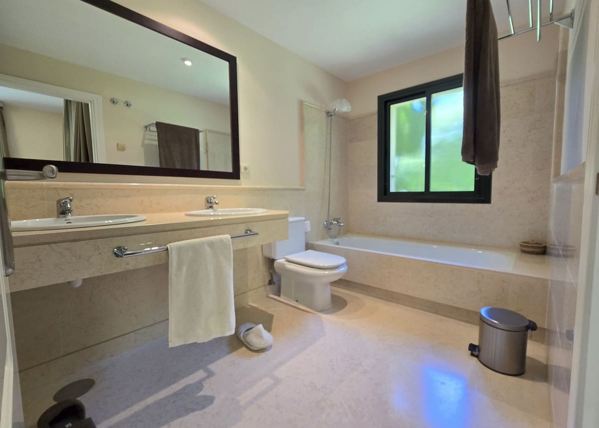 2 bedroom Apartment for sale in Benahavis with pool garage - € 559,000 (Ref: 9479906)