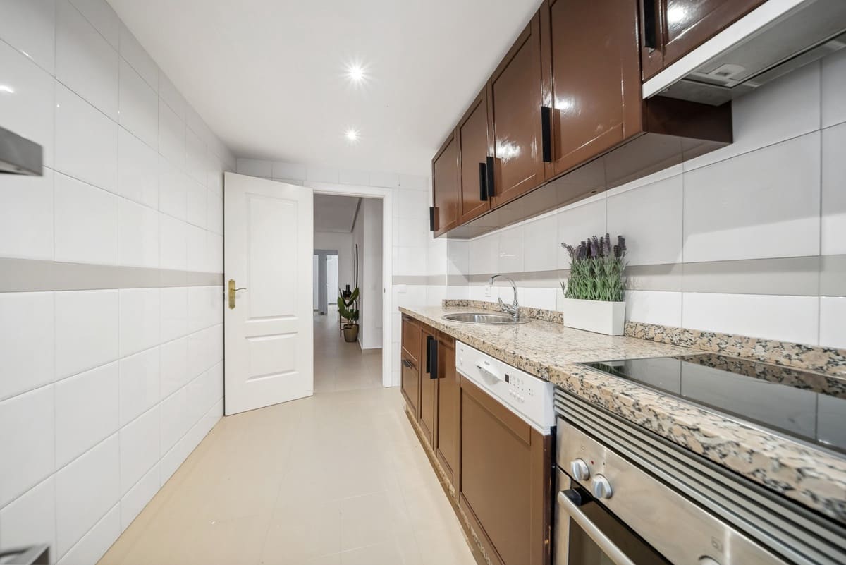 2 soverom Leilighet til salgs i Nueva Andalucia med svømmebasseng - € 560 000 (Ref: 9479910)