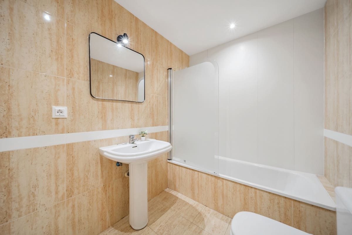 2 soverom Leilighet til salgs i Nueva Andalucia med svømmebasseng - € 560 000 (Ref: 9479910)