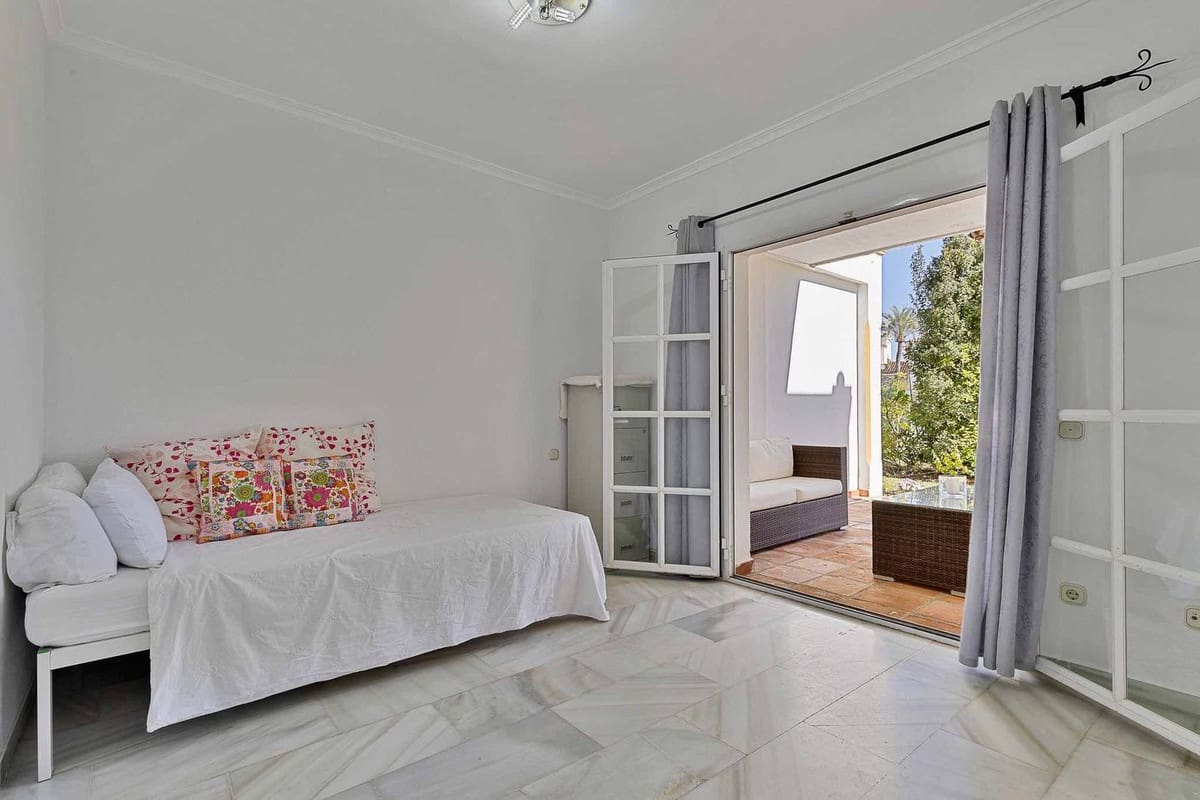 Casa de 4 habitaciones en Estepona en venta con piscina - 560.000 € (Ref: 9479915)