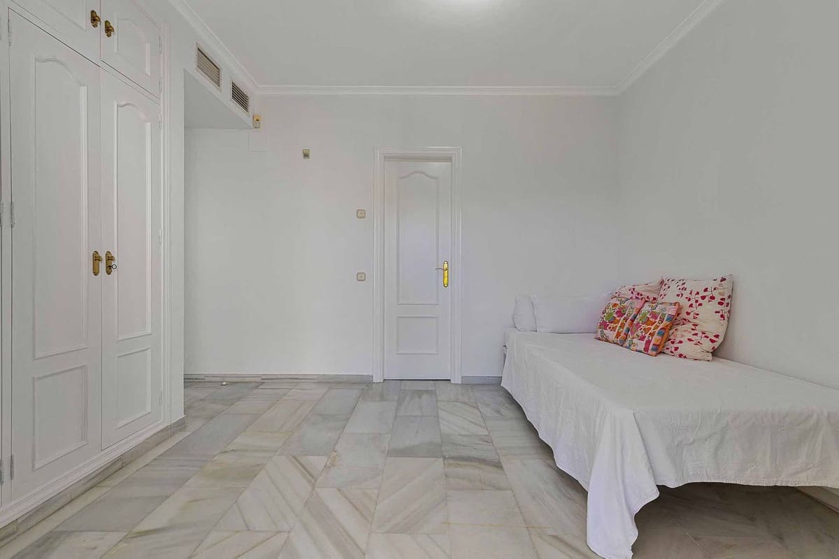 Casa de 4 habitaciones en Estepona en venta con piscina - 560.000 € (Ref: 9479915)