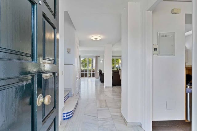 Casa de 4 habitaciones en Centro, Estepona en venta con piscina - 560.000 € (Ref: 9479915)