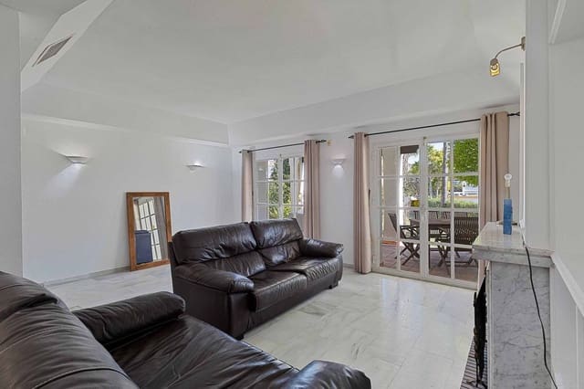 Casa de 4 habitaciones en Centro, Estepona en venta con piscina - 560.000 € (Ref: 9479915)