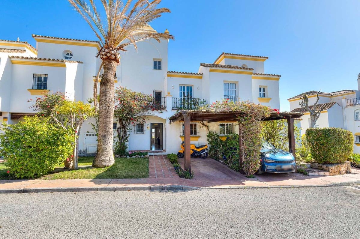 Casa de 4 habitaciones en Estepona en venta con piscina - 560.000 € (Ref: 9479915)