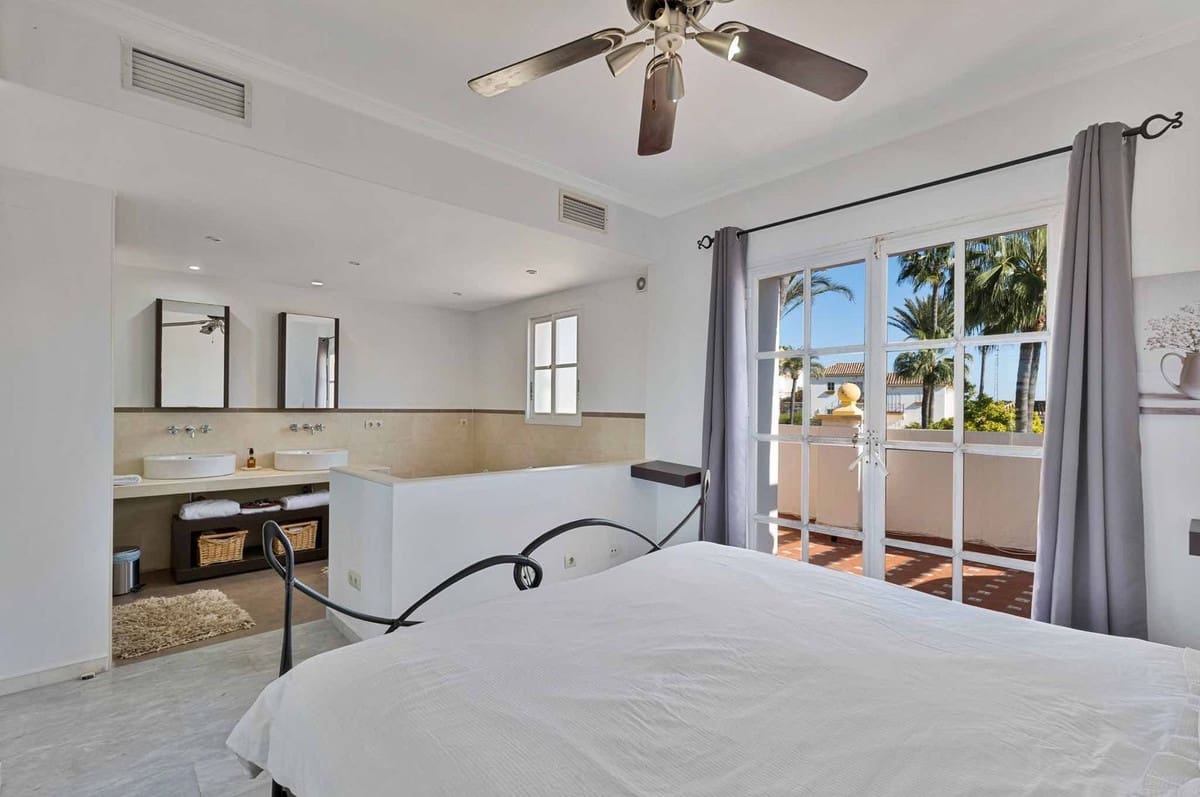 Casa de 4 habitaciones en Estepona en venta con piscina - 560.000 € (Ref: 9479915)