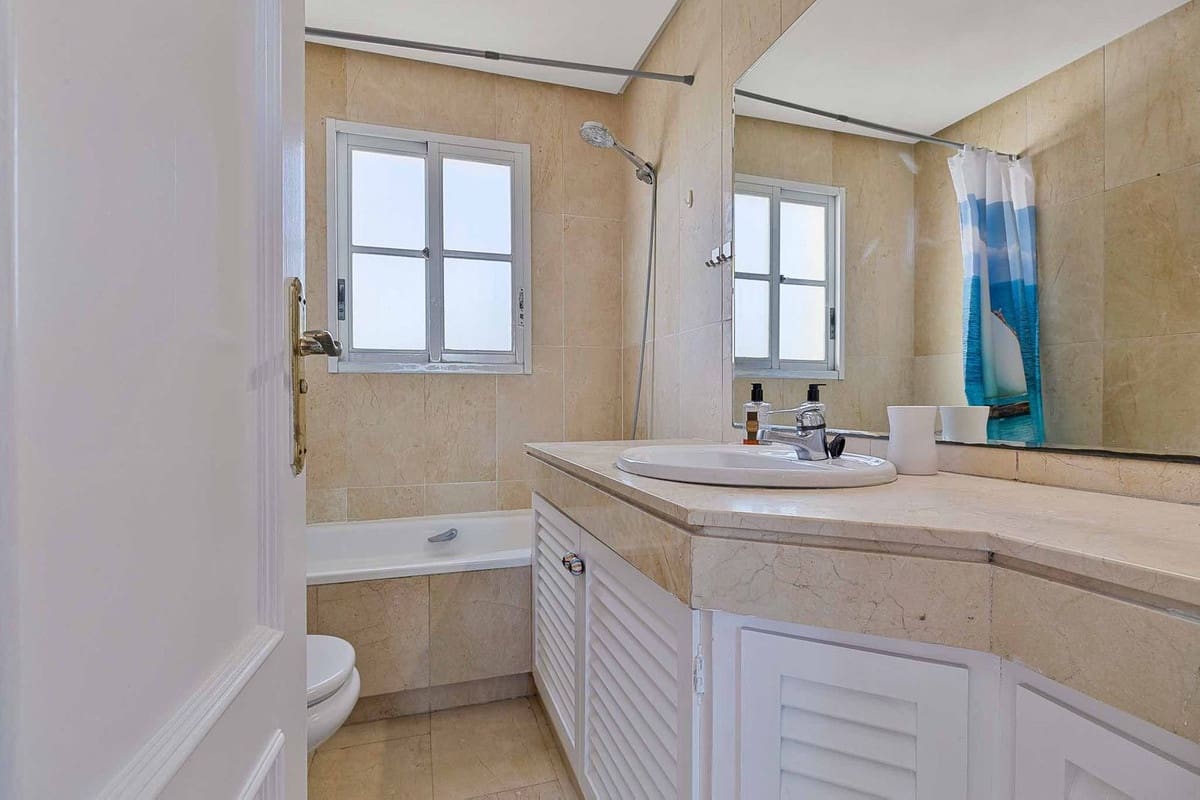 Casa de 4 habitaciones en Estepona en venta con piscina - 560.000 € (Ref: 9479915)