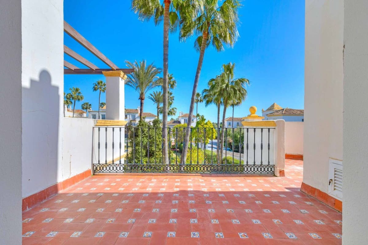Casa de 4 habitaciones en Estepona en venta con piscina - 560.000 € (Ref: 9479915)