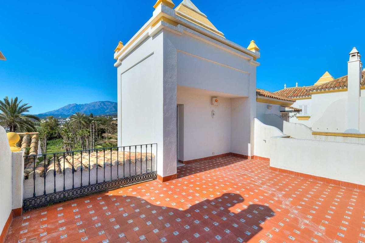 Casa de 4 habitaciones en Estepona en venta con piscina - 560.000 € (Ref: 9479915)
