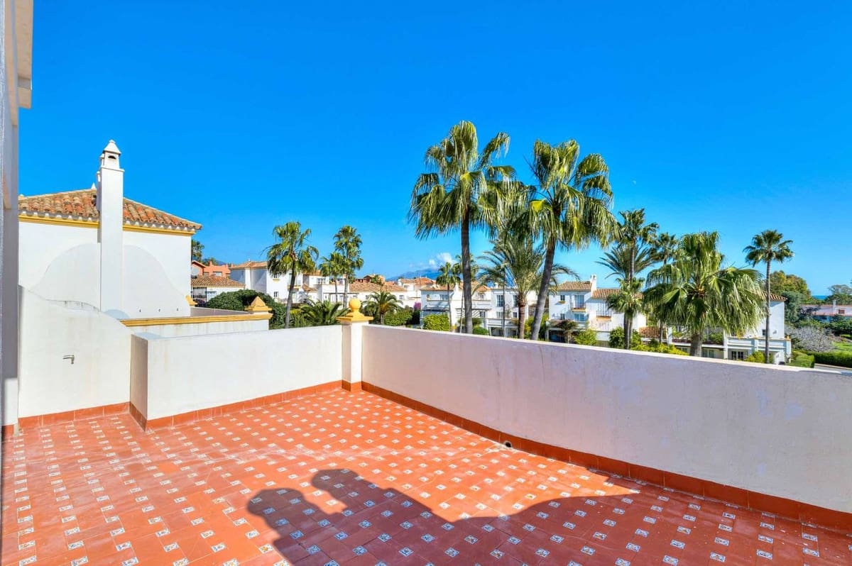 Casa de 4 habitaciones en Estepona en venta con piscina - 560.000 € (Ref: 9479915)