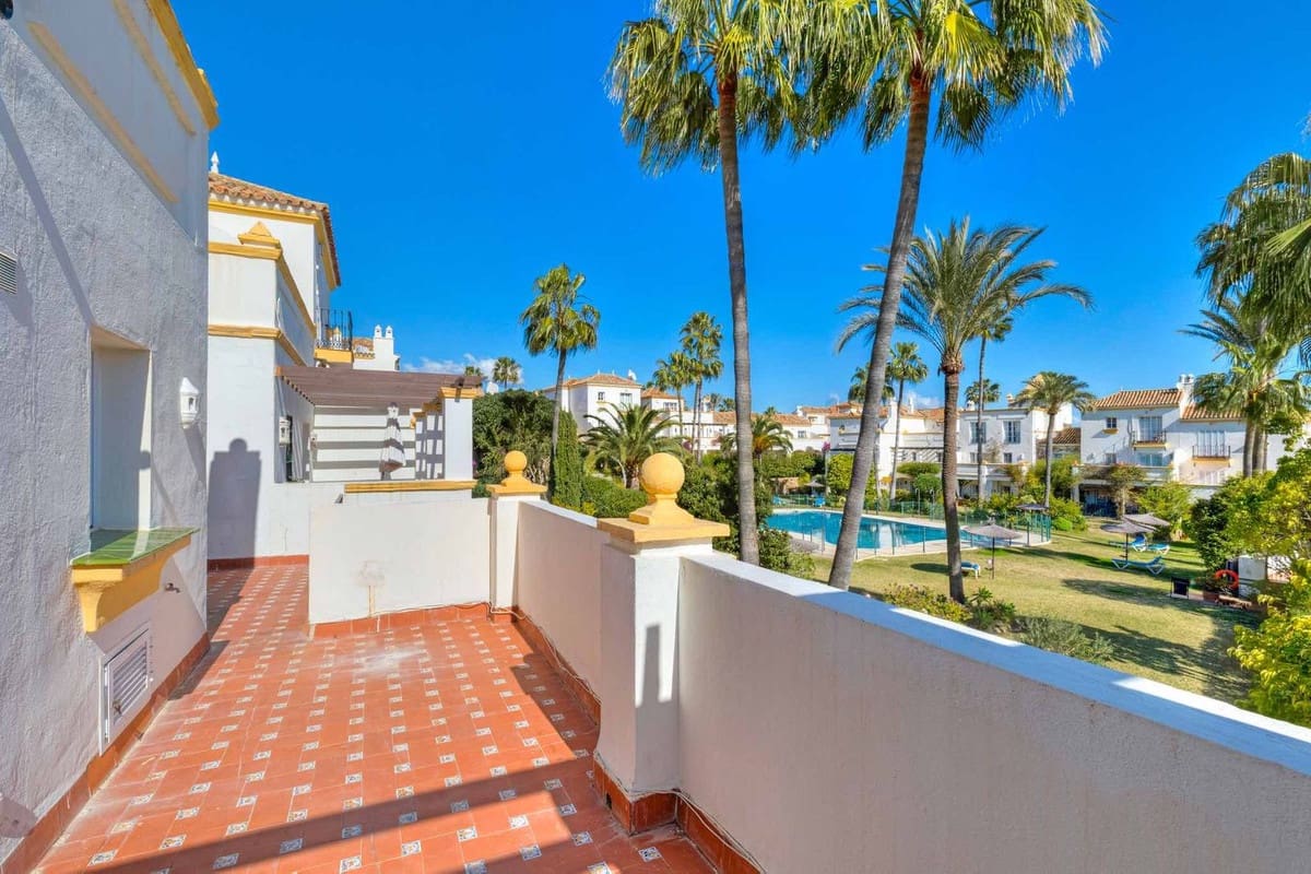 Casa de 4 habitaciones en Estepona en venta con piscina - 560.000 € (Ref: 9479915)