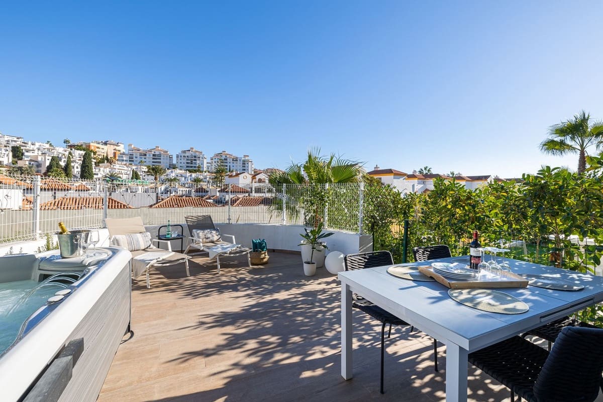 2 bedroom Apartment for sale in Benalmadena Costa with pool garage - € 565,000 (Ref: 9479919)