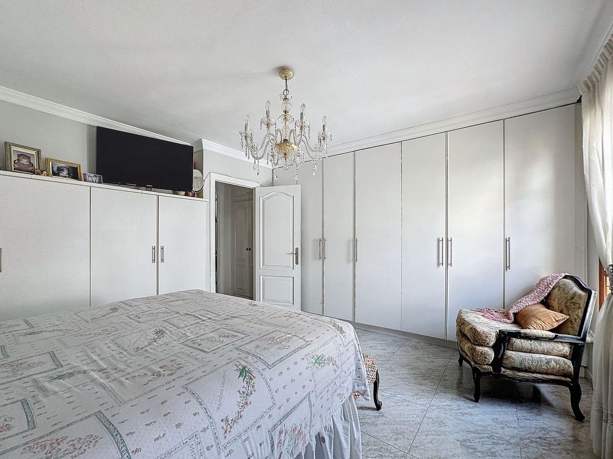 5 soveværelse Semi-Rækkehus til salg i Estepona - € 565.000 (Ref: 9479923)