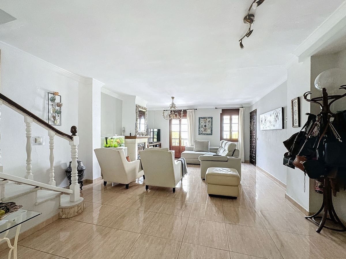 5 soveværelse Semi-Rækkehus til salg i Estepona - € 565.000 (Ref: 9479923)