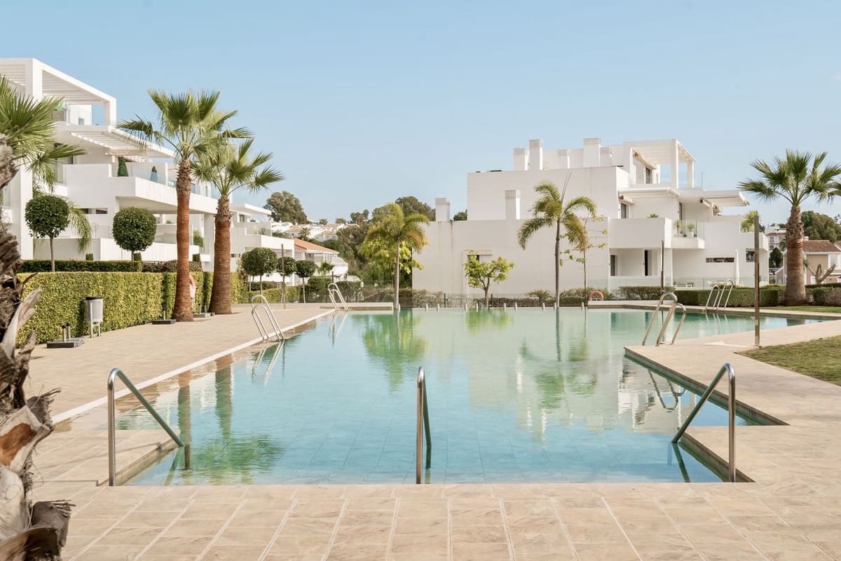 2 bedroom Apartment for sale in El Paraiso with pool garage - € 570,000 (Ref: 9479926)