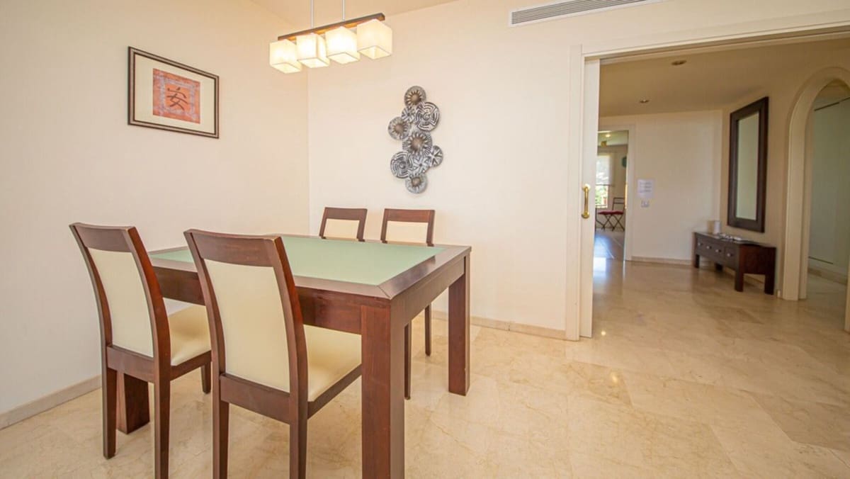 2 bedroom Apartment for sale in La Duquesa / Puerto de la Duquesa with pool garage - € 575,000 (Ref: 9479936)