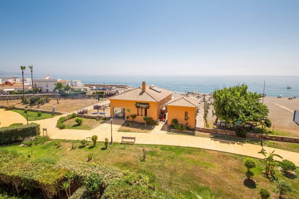 2 bedroom Apartment for sale in La Duquesa / Puerto de la Duquesa with pool garage - € 575,000 (Ref: 9479936)