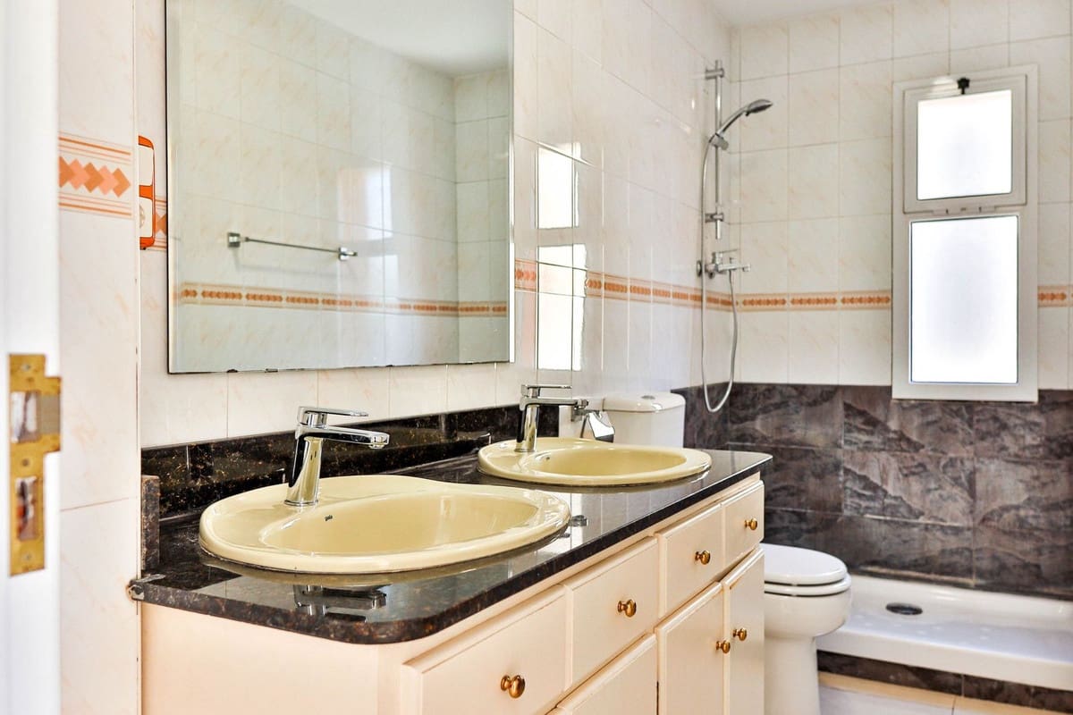 4 slaapkamer Halfvrijstaande villa te koop in Mijas met garage - € 579.000 (Ref: 9479943)