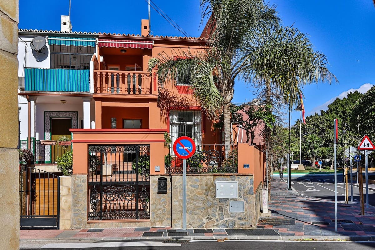 4 slaapkamer Halfvrijstaande villa te koop in Mijas met garage - € 579.000 (Ref: 9479943)