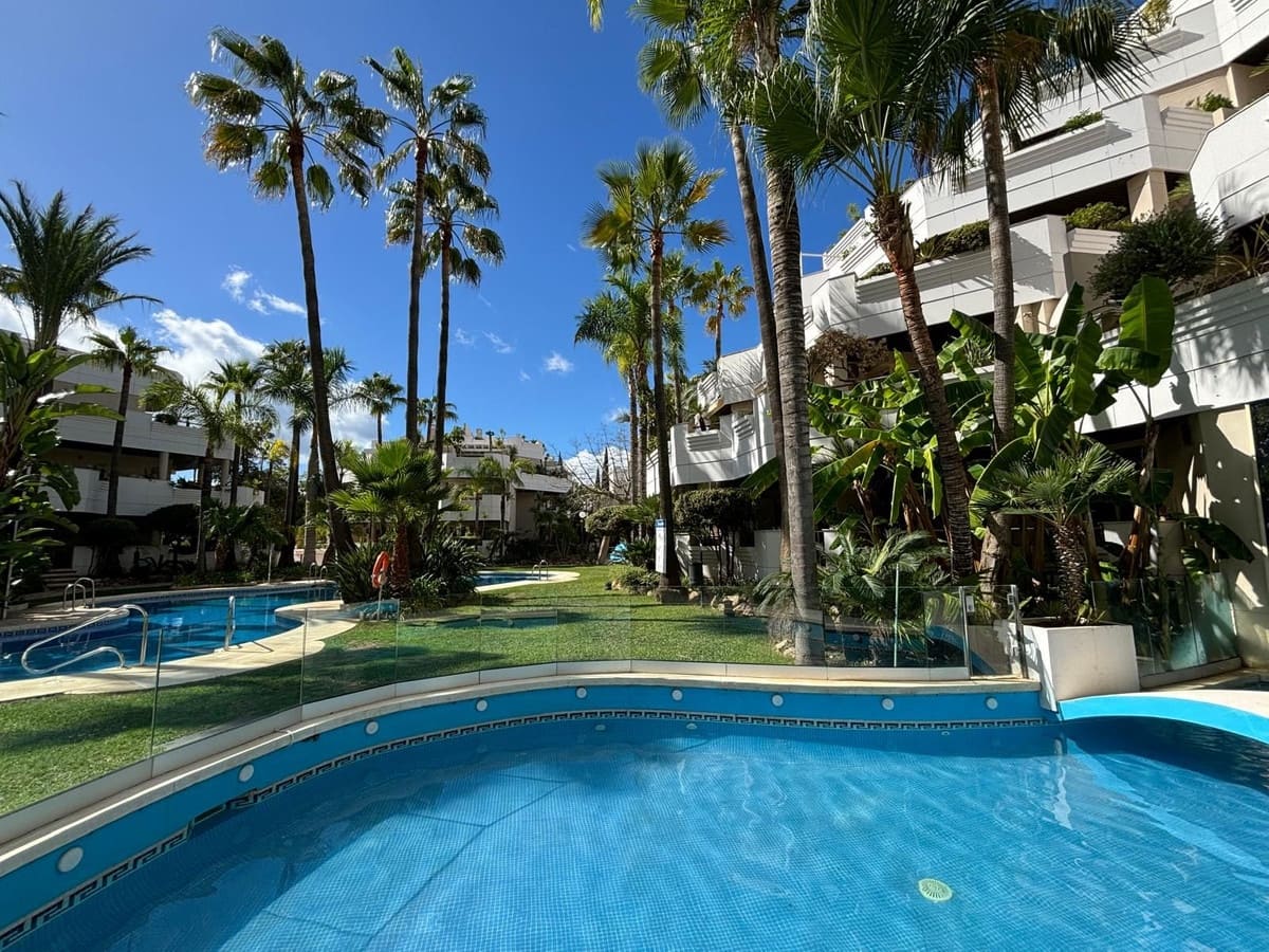 4 bedroom Apartment for sale in Aloha Golf with pool - € 580,000 (Ref: 9479944)