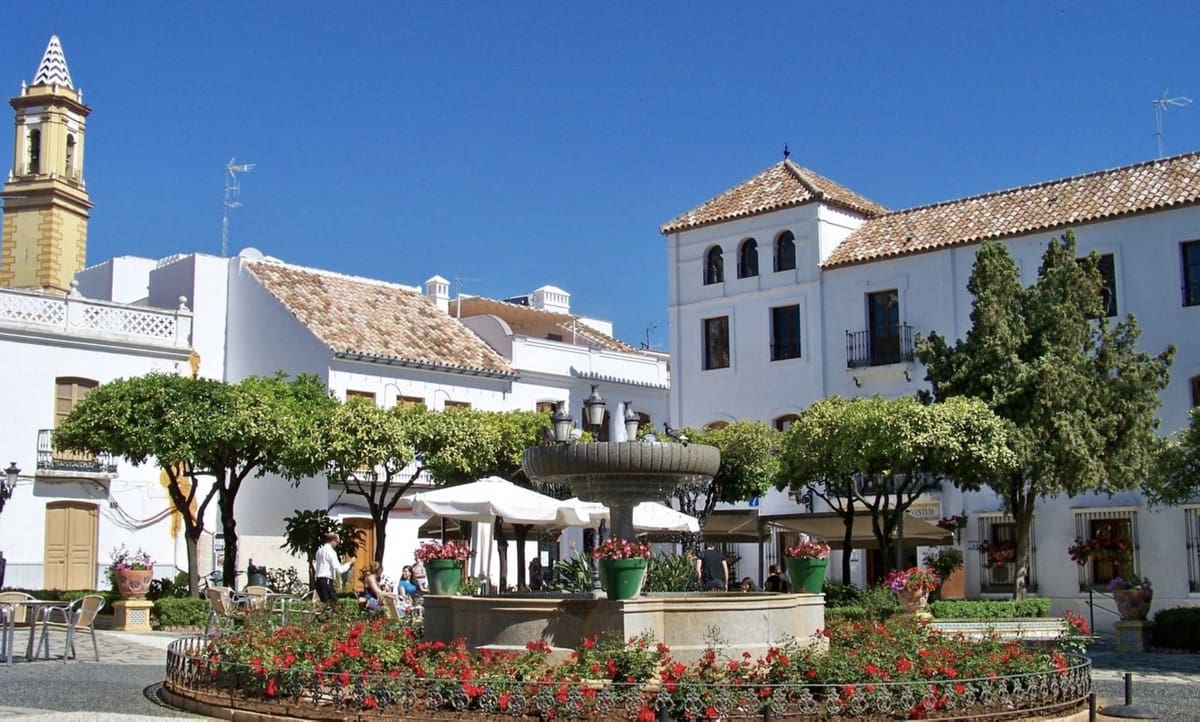 2 bedroom Apartment for sale in Estepona with pool - € 580,000 (Ref: 9479945)