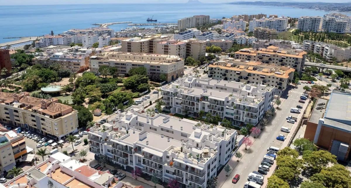 2 bedroom Apartment for sale in Estepona with pool - € 580,000 (Ref: 9479945)