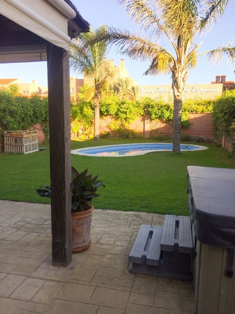 4 soveværelse Semi-Rækkehus til salg i Estepona med swimmingpool - € 580.000 (Ref: 9479948)