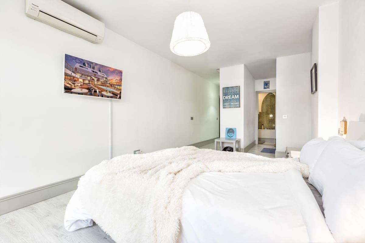 2 soverom Leilighet til salgs i Nueva Andalucia med svømmebasseng - € 585 000 (Ref: 9479955)