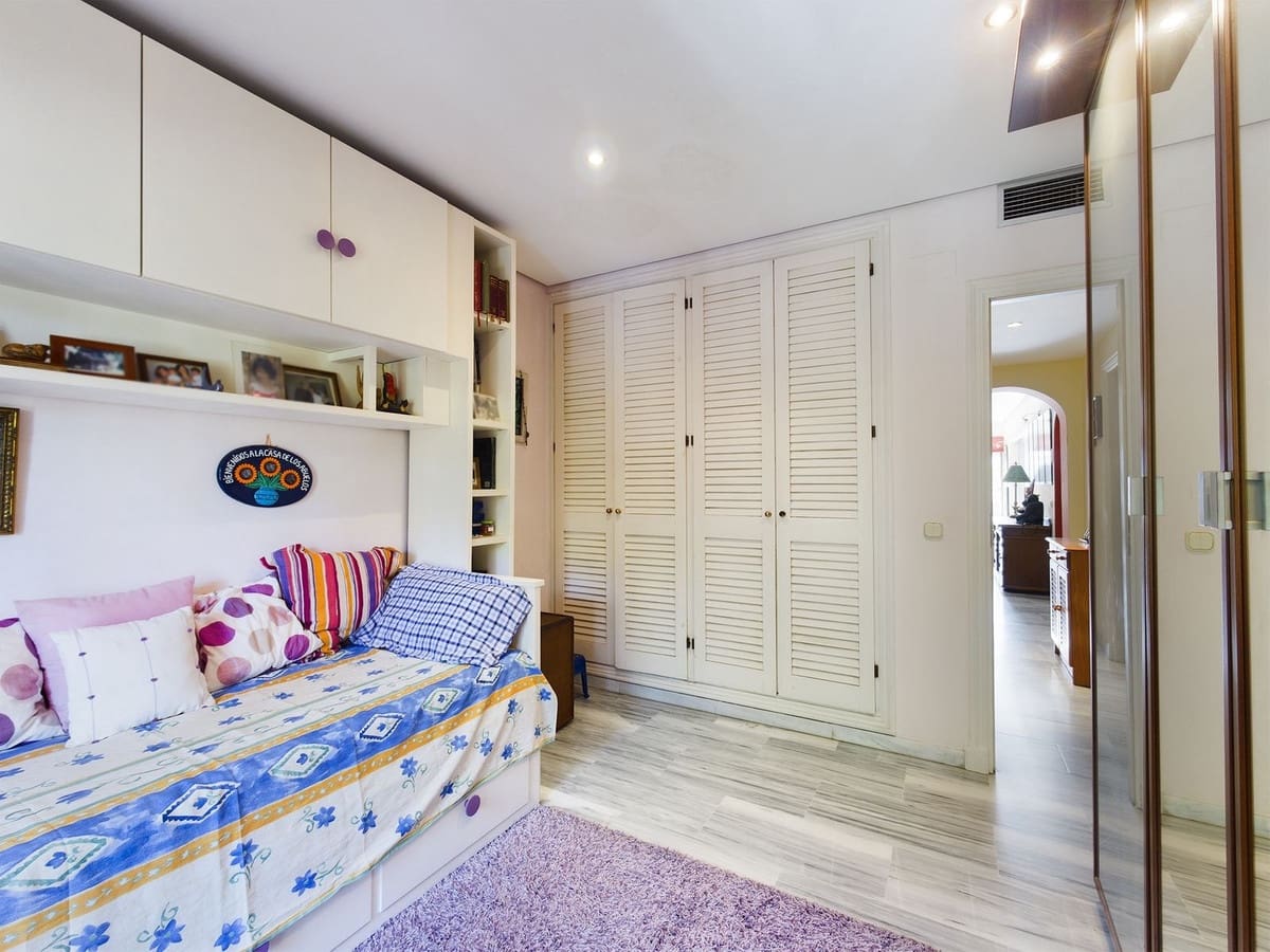 3 bedroom Apartment for sale in Elviria with pool - € 585,000 (Ref: 9479956)