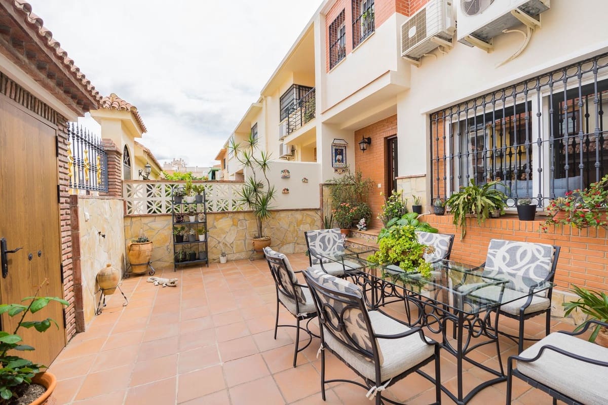 3 makuuhuone Omakotitalo myytävänä paikassa Malaga kaupunki mukana 
autotalli - 585 000 € (Ref: 9479959)