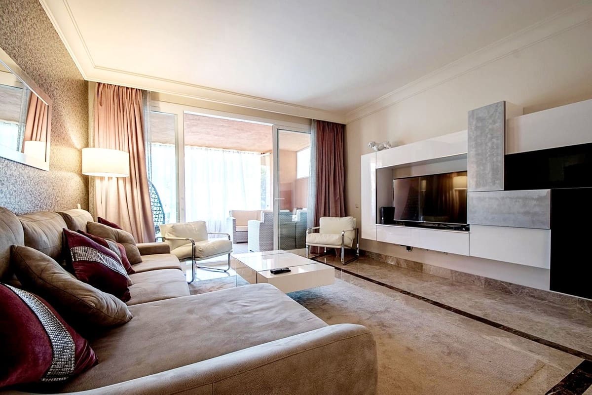 2 soveværelse Lejlighed til salg i Nueva Andalucia med swimmingpool garage - € 590.000 (Ref: 9479968)